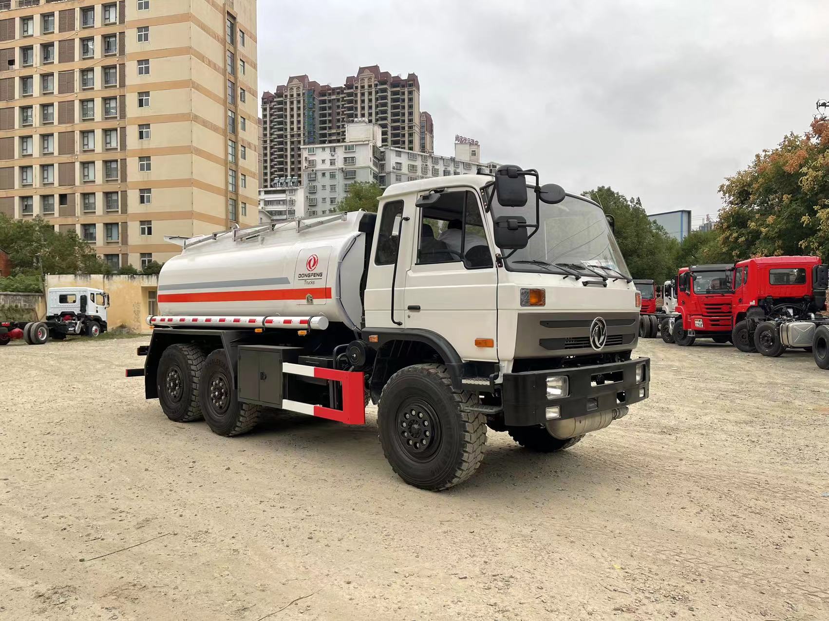 Six-wheel off-road refueling truck