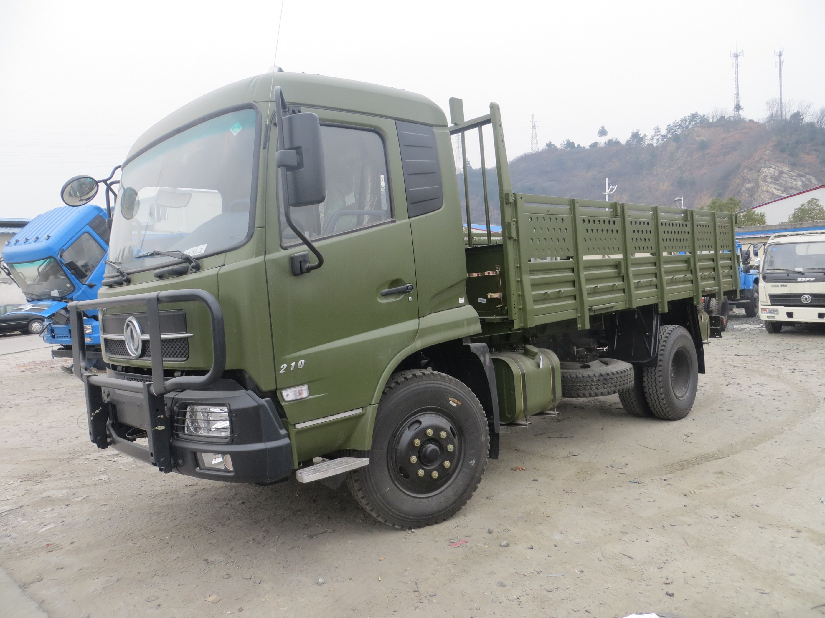 4×4 Dongfeng robust, heavy-duty flatbed truck 